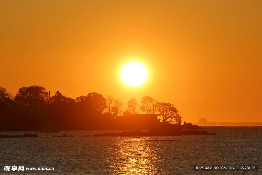 夕阳映照下的宁静水面