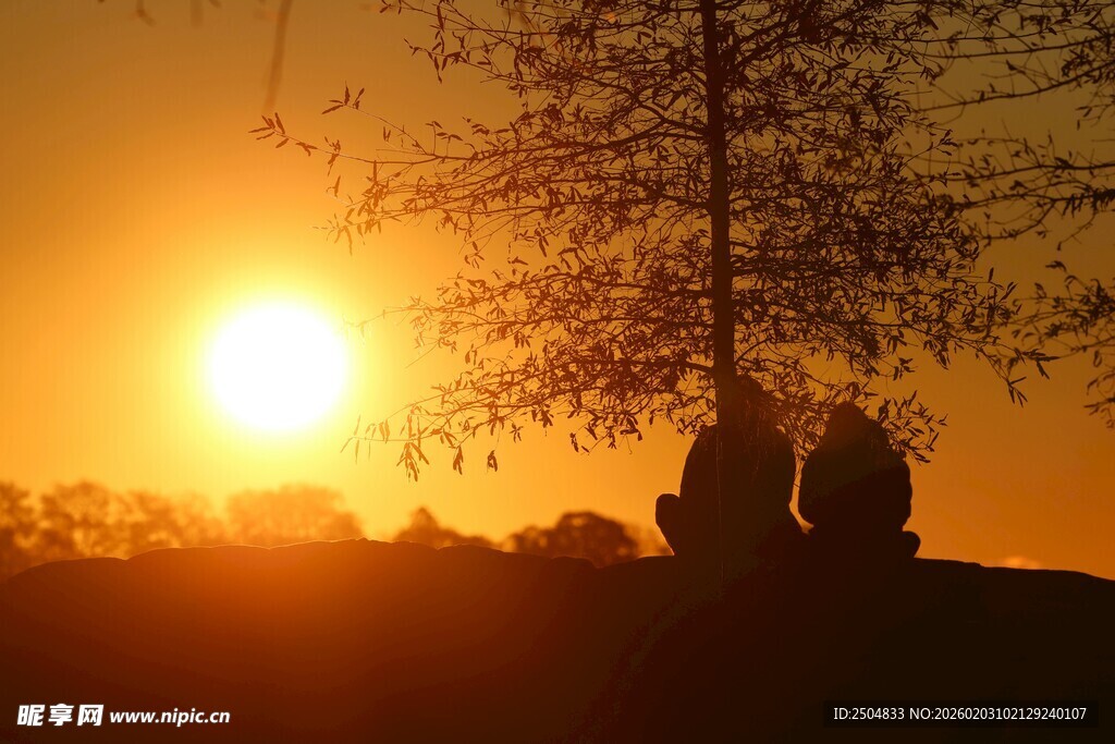 夕阳下情侣依偎的温馨时刻