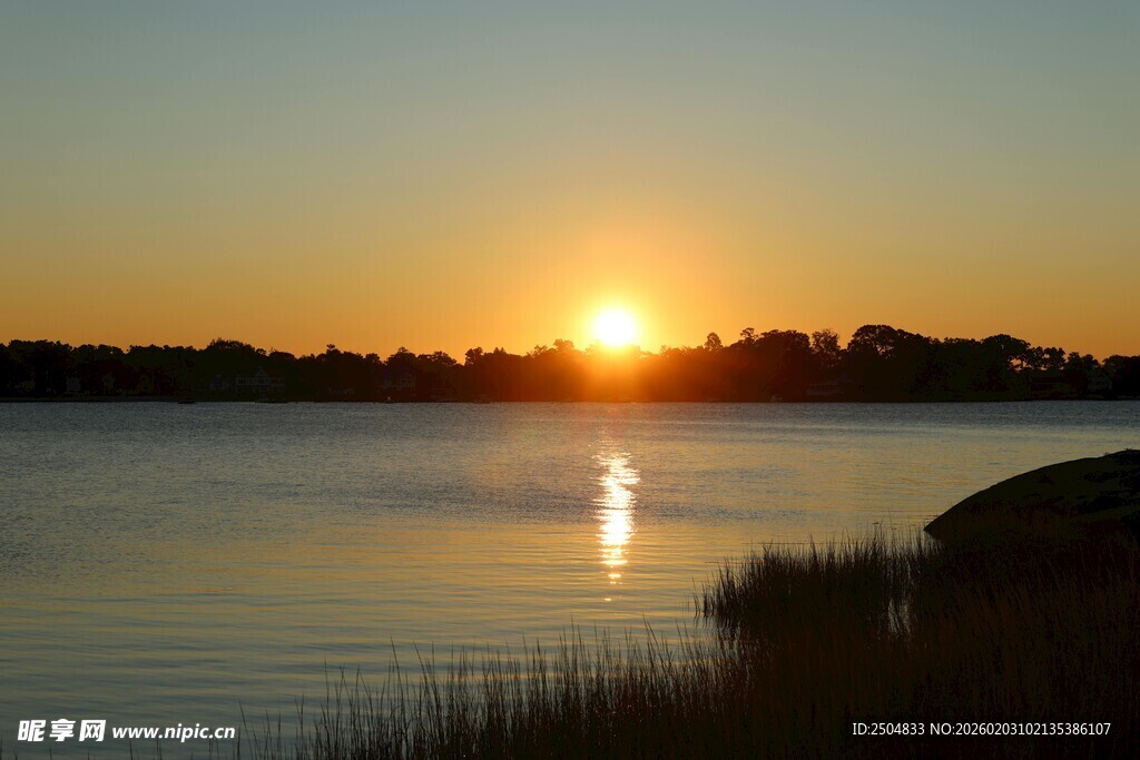 湖畔日落美景