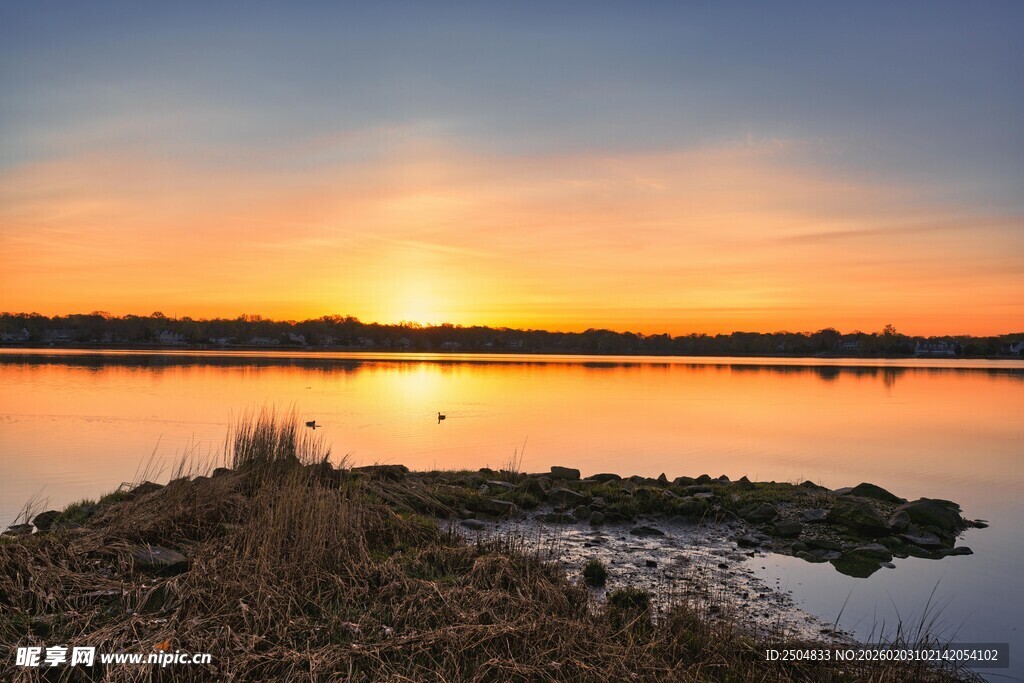 湖畔日落美景