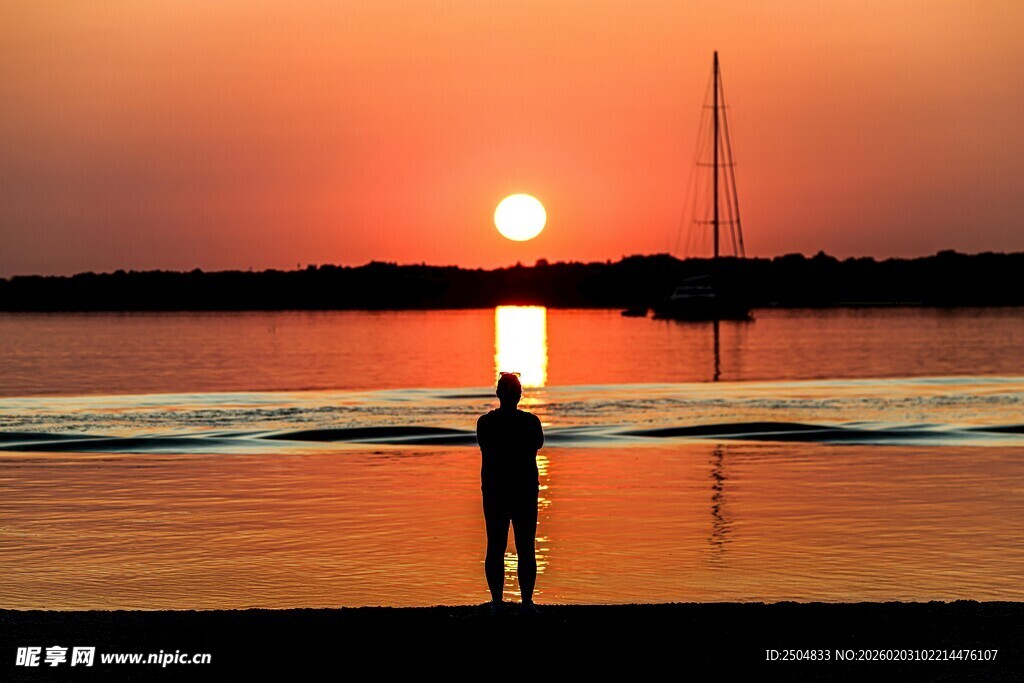 夕阳下海边的孤独身影
