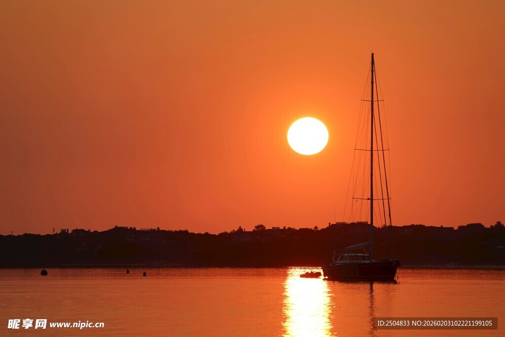 夕阳下的湖面帆船美景
