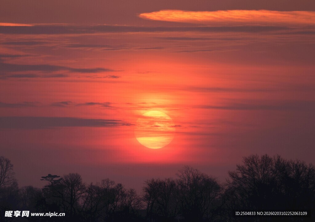 夕阳西下映天际
