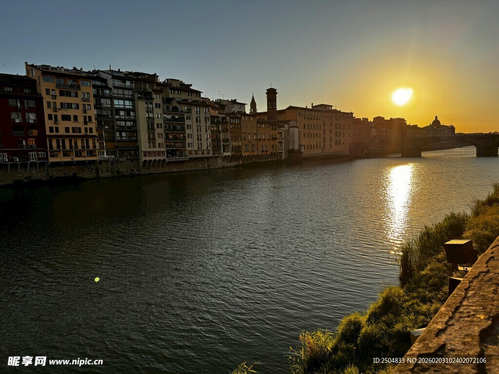 河畔夕阳下的城市美景