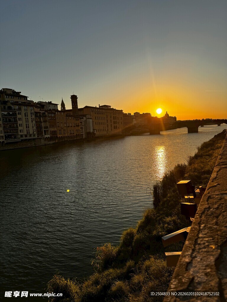 河畔夕阳下的城市美景