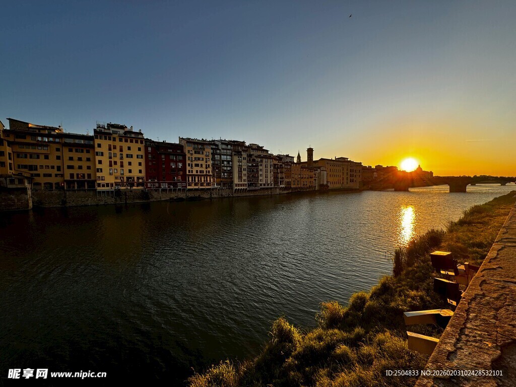河畔日落时的城市美丽景致
