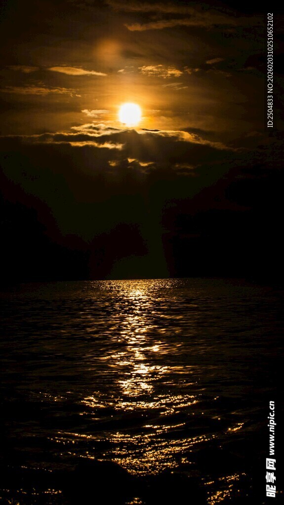 海上月夜 波光粼粼