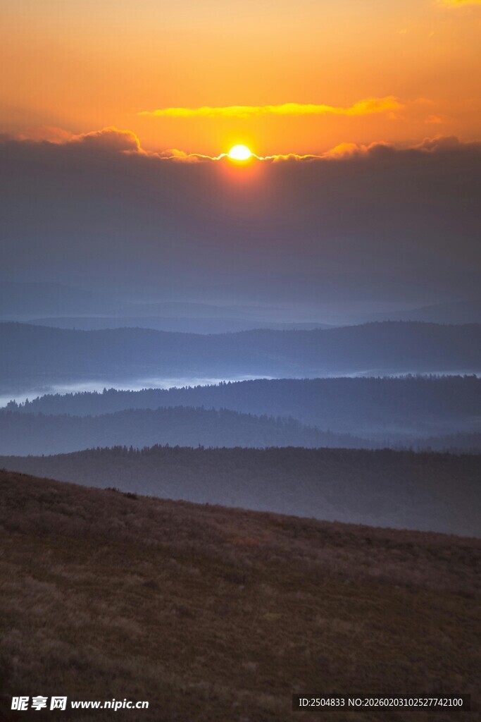 日出时分的壮美大地景观