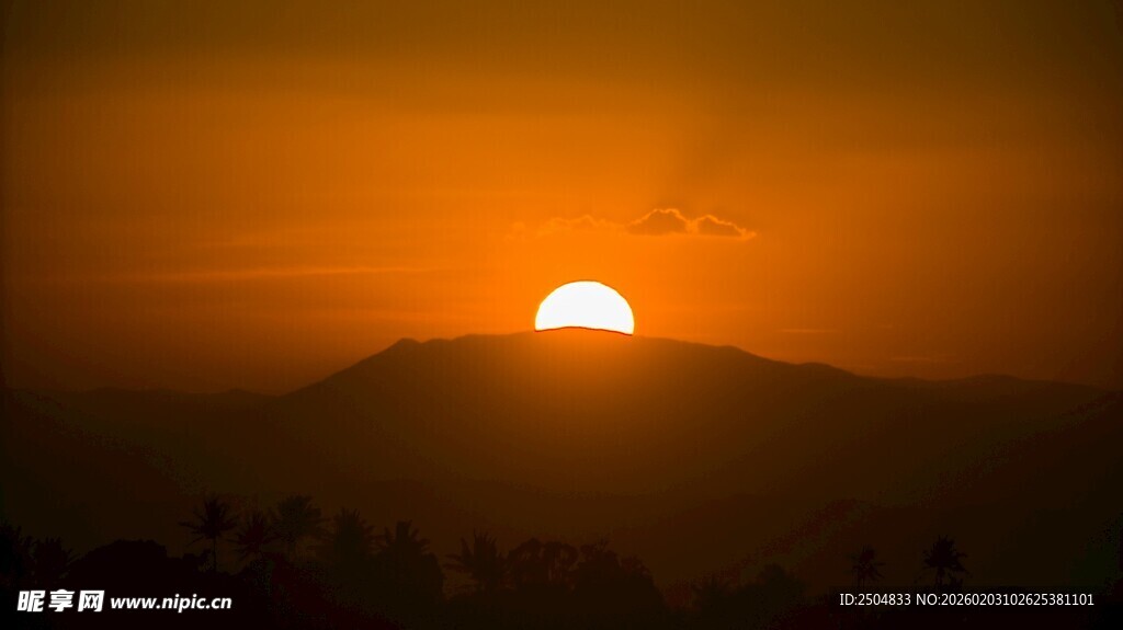 夕阳西下的壮丽山景