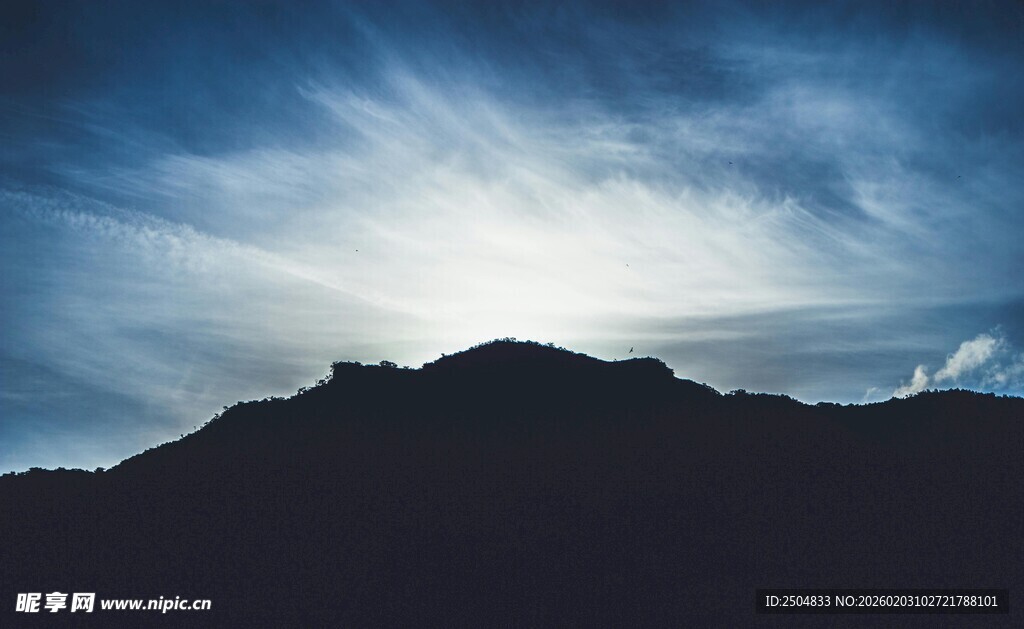 蓝天映衬下的山峦剪影