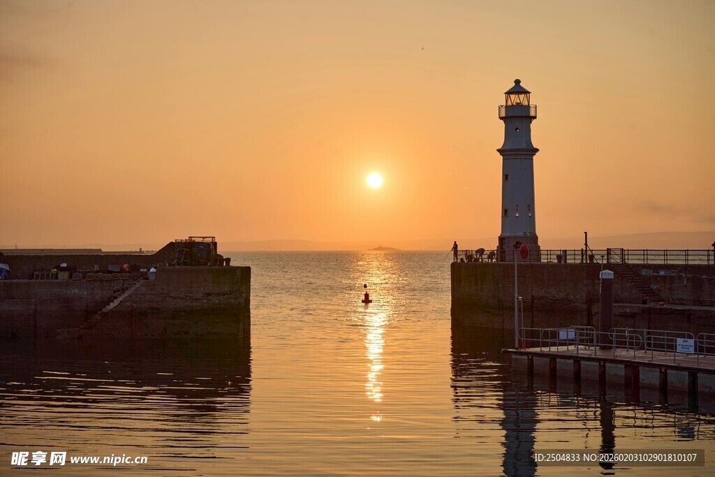 日落时分的海边灯塔
