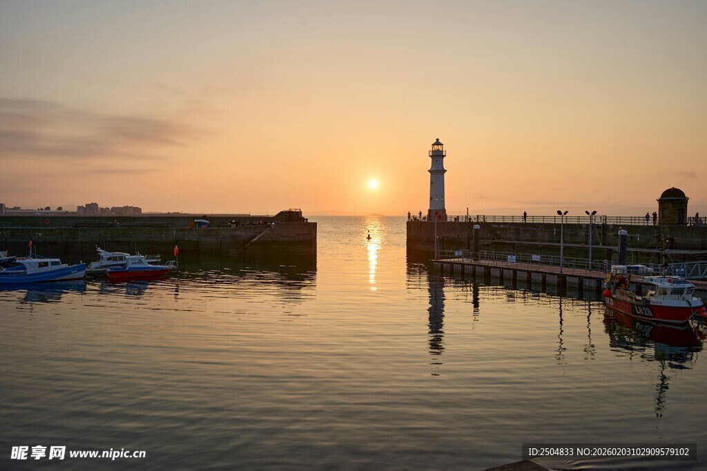 日落海港灯塔景观