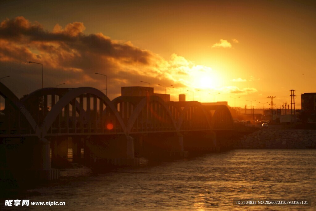 夕阳下的桥梁美景