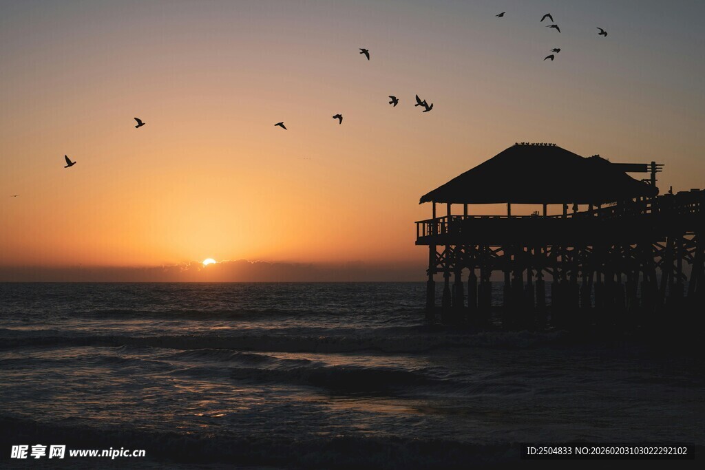 日落时分的海边栈桥