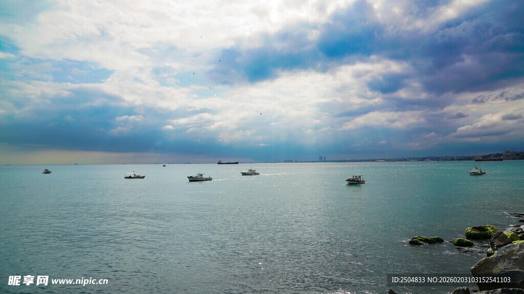 海边风光 海面船只与云彩