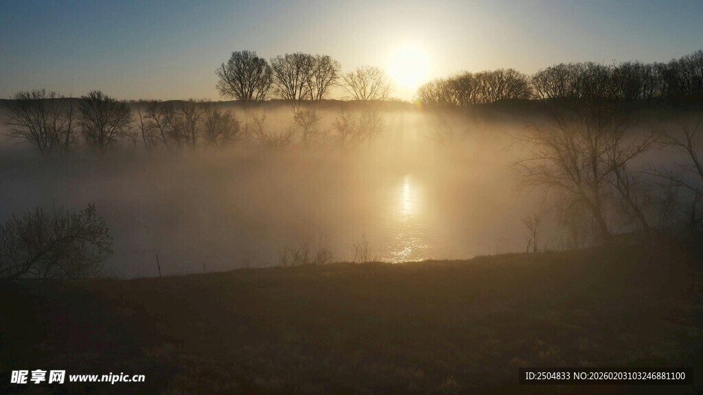 湖畔日出 薄雾中的静谧美景