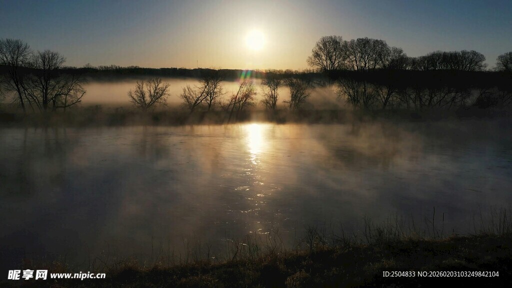 夕阳下波光粼粼的宁静湖面