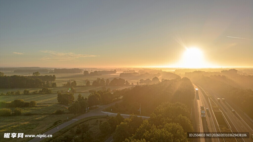 日出时分的田野公路美景