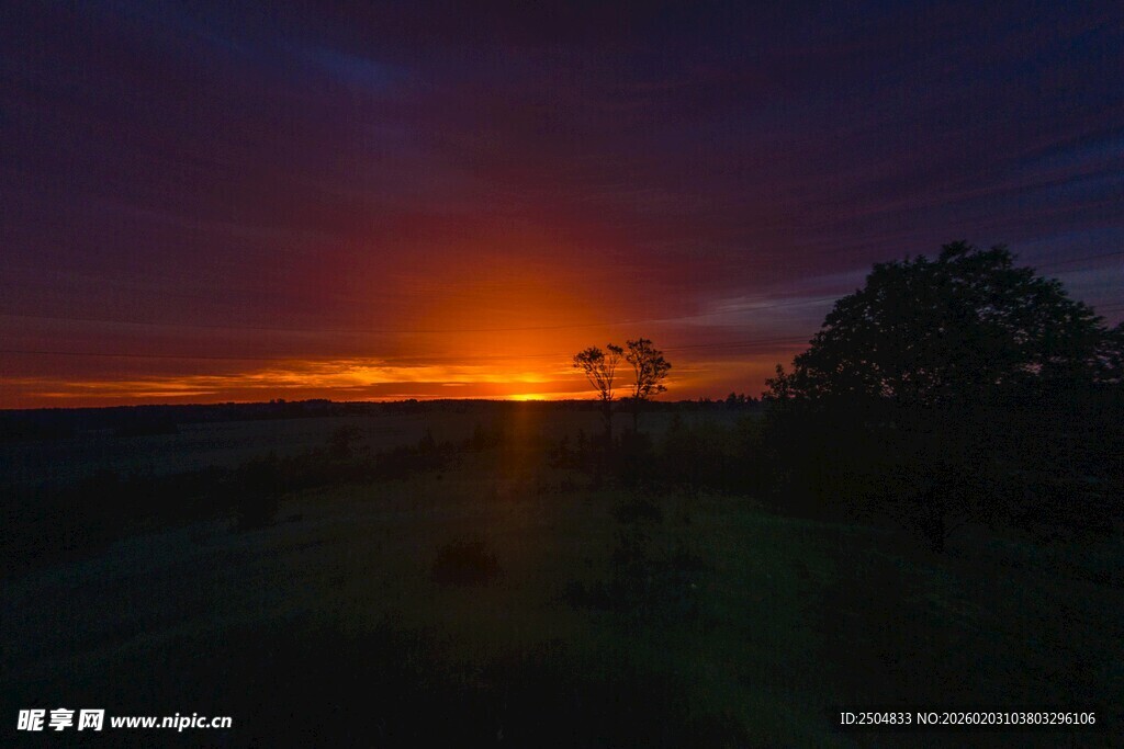 日落时分的旷野美景