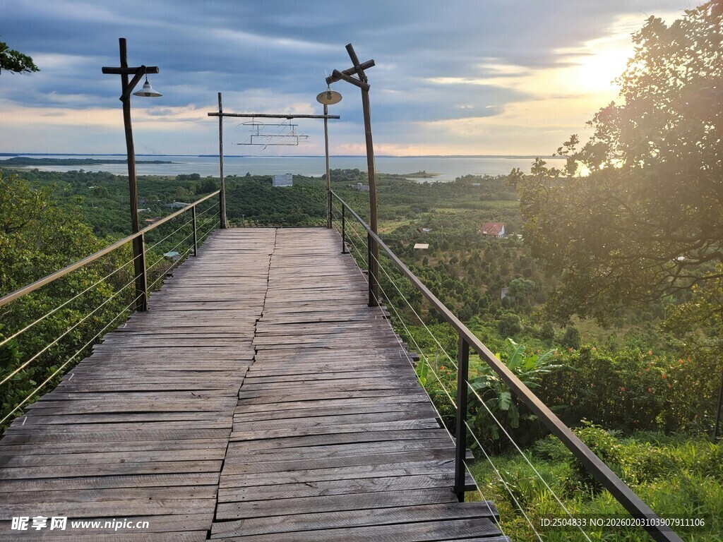 夕阳下的木栈道美景