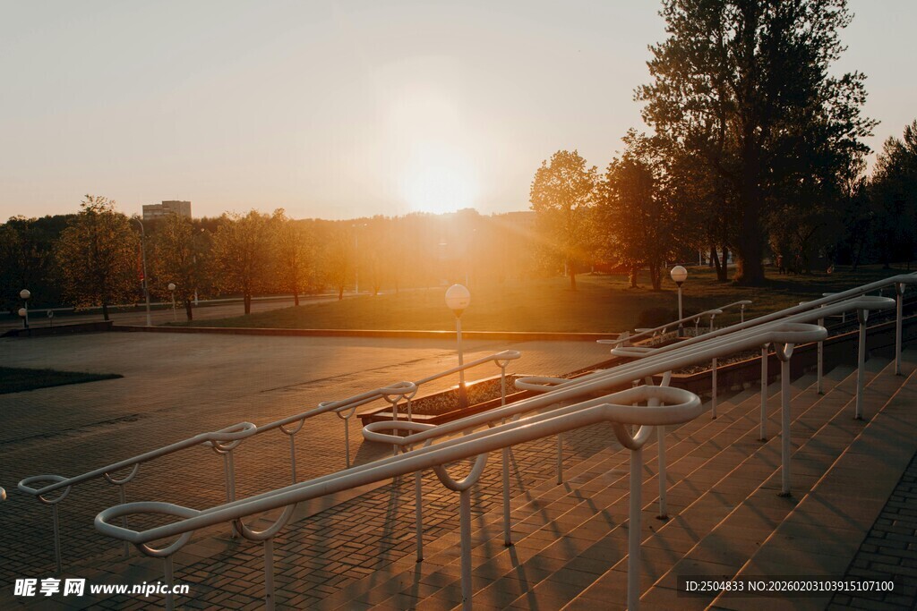 夕阳下的户外运动场地