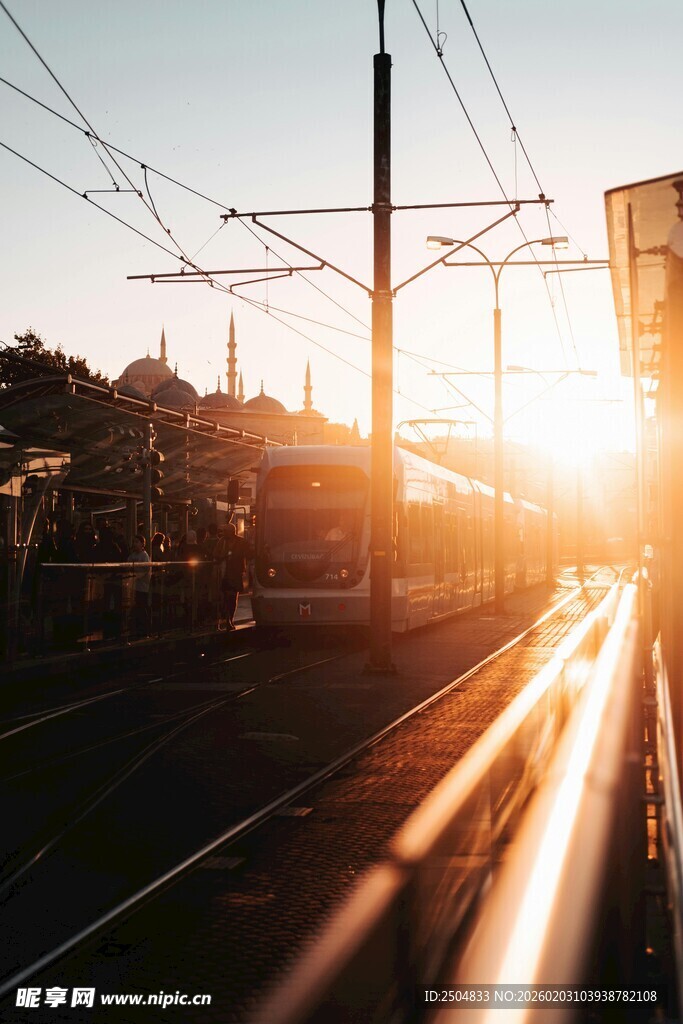 夕阳下的铁轨与架空电线