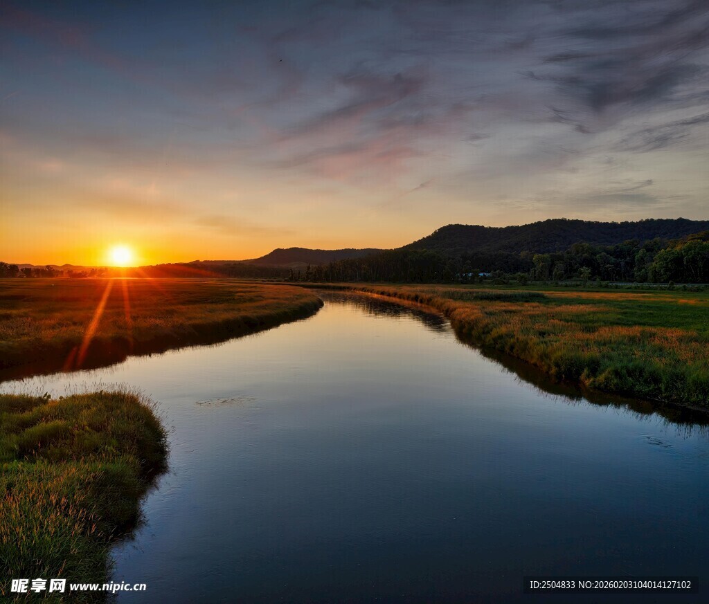 河畔日落美景