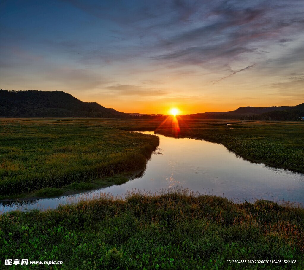 草原河畔的绝美日落