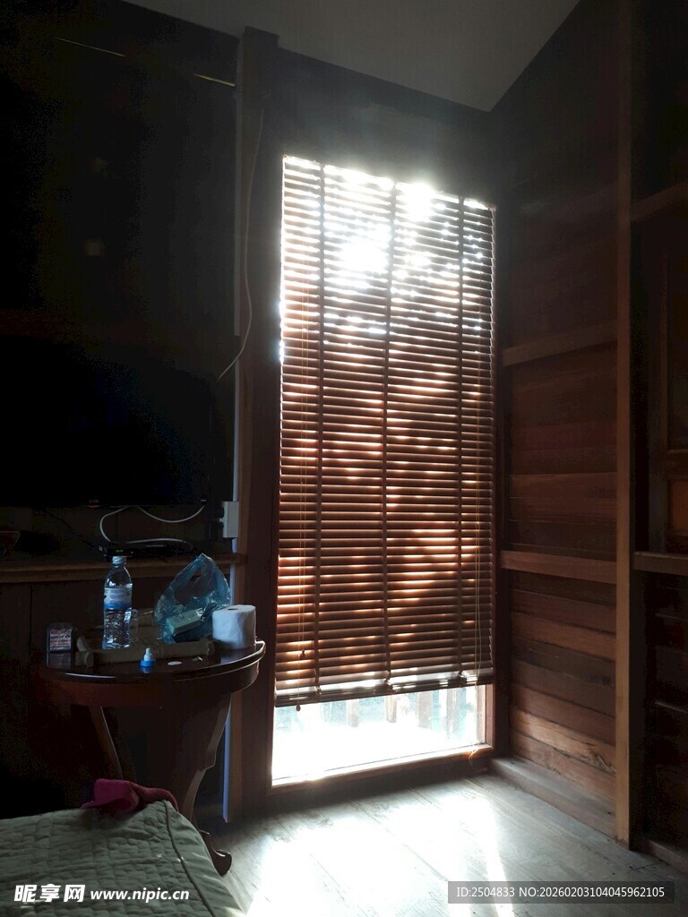 室内透过木窗见斑驳光影