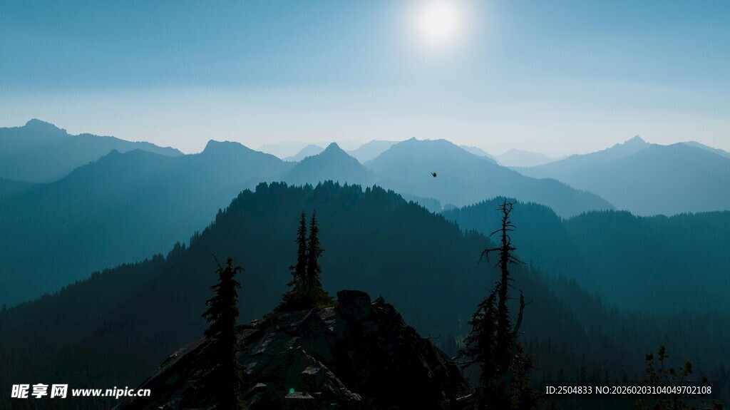 山巅之上的壮丽日出景观