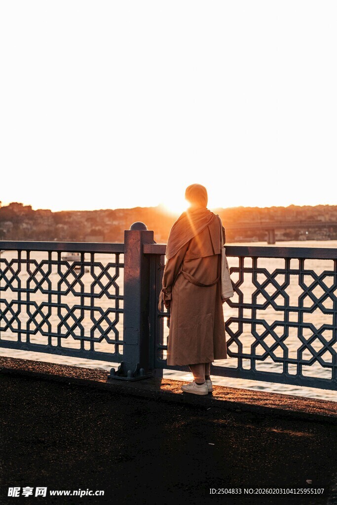 夕阳下桥上相拥的情侣