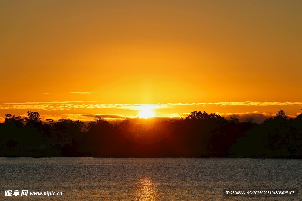 夕阳下的湖面与天际美景