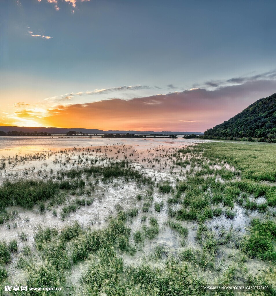 湖畔草地晨曦美景