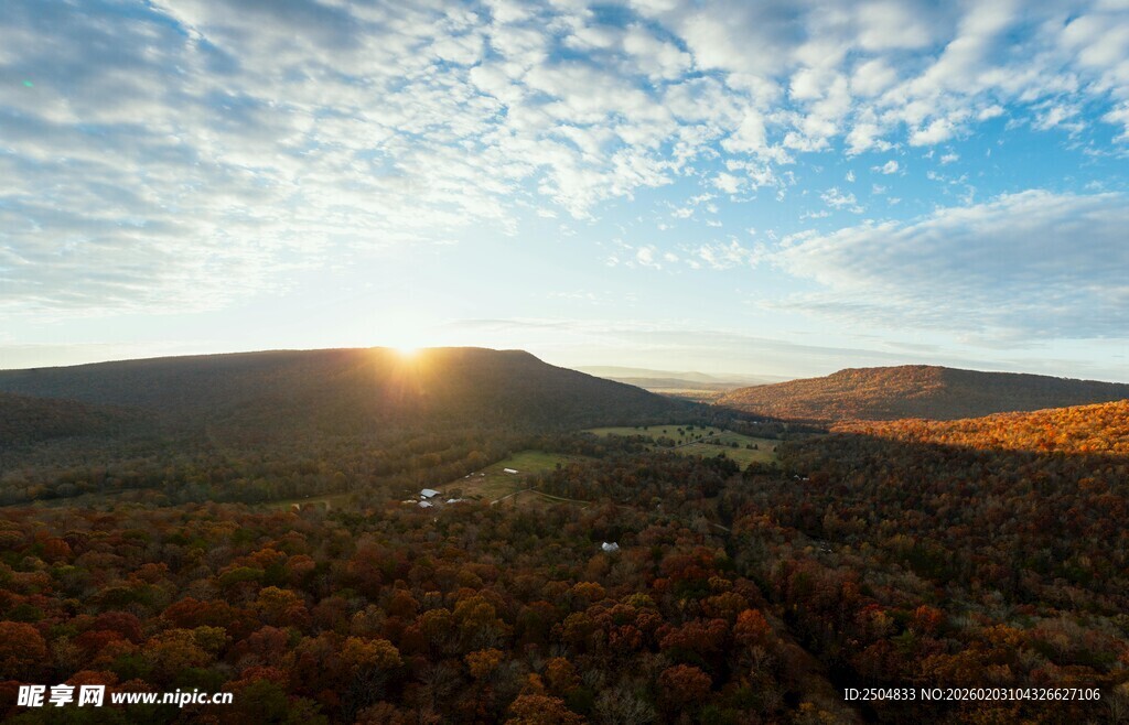 日出时分的壮美山峦景色