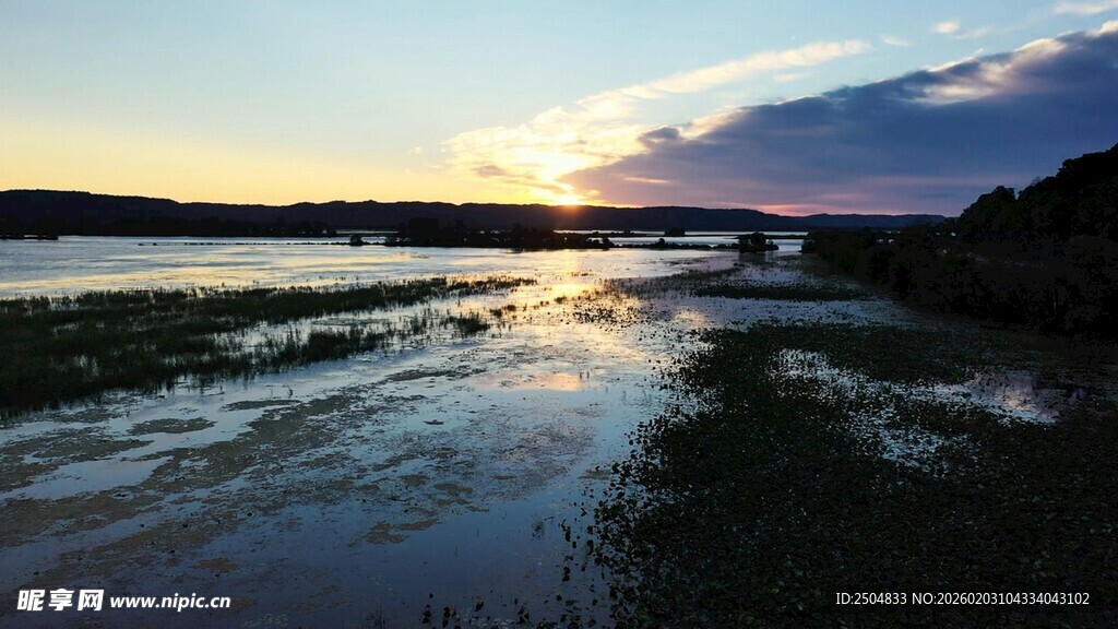 夕阳下的宁静河岸美景