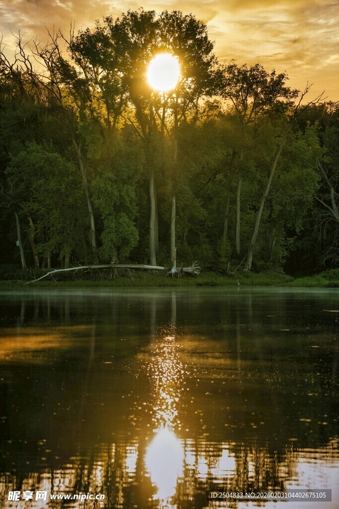 湖畔日落美景