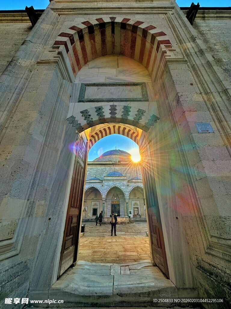 古老拱门后的美丽风光