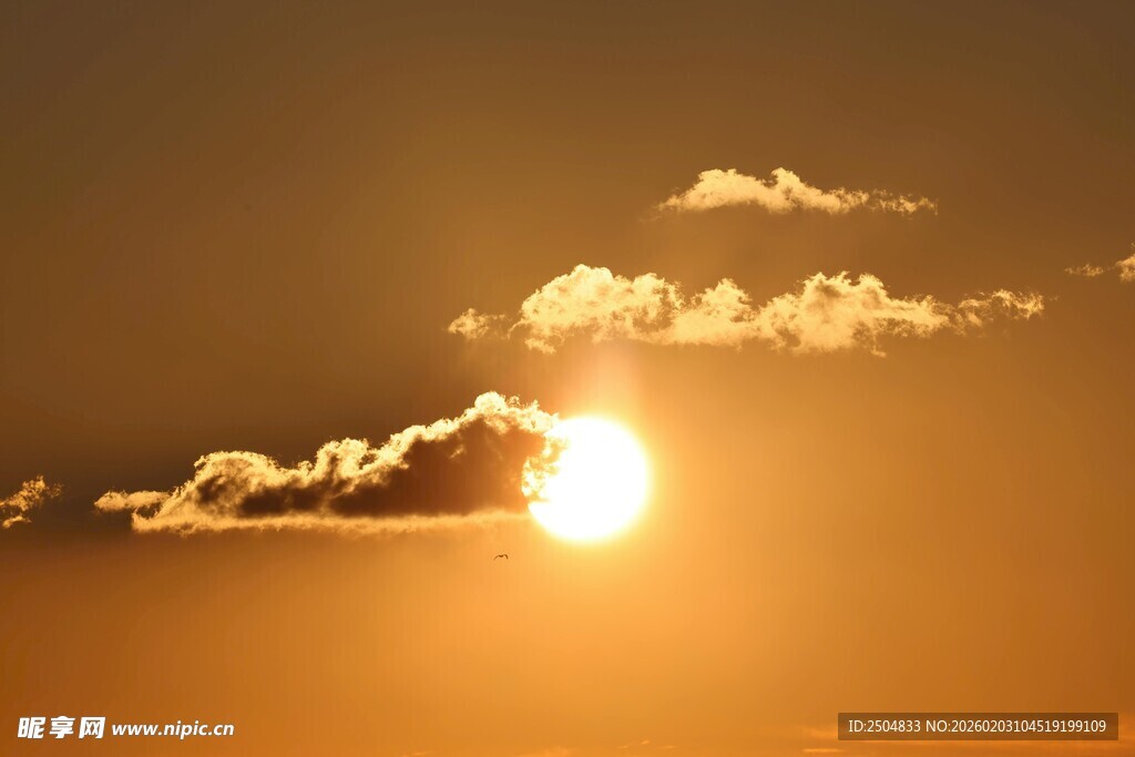 夕阳西下的美丽天空
