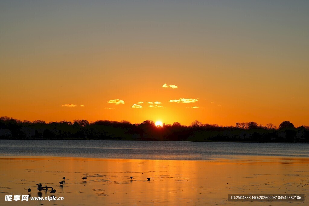 湖畔日落美景