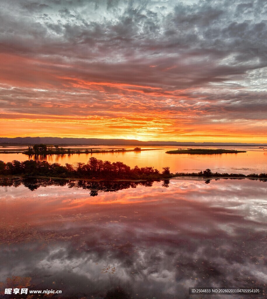 湖畔绚丽日出美景
