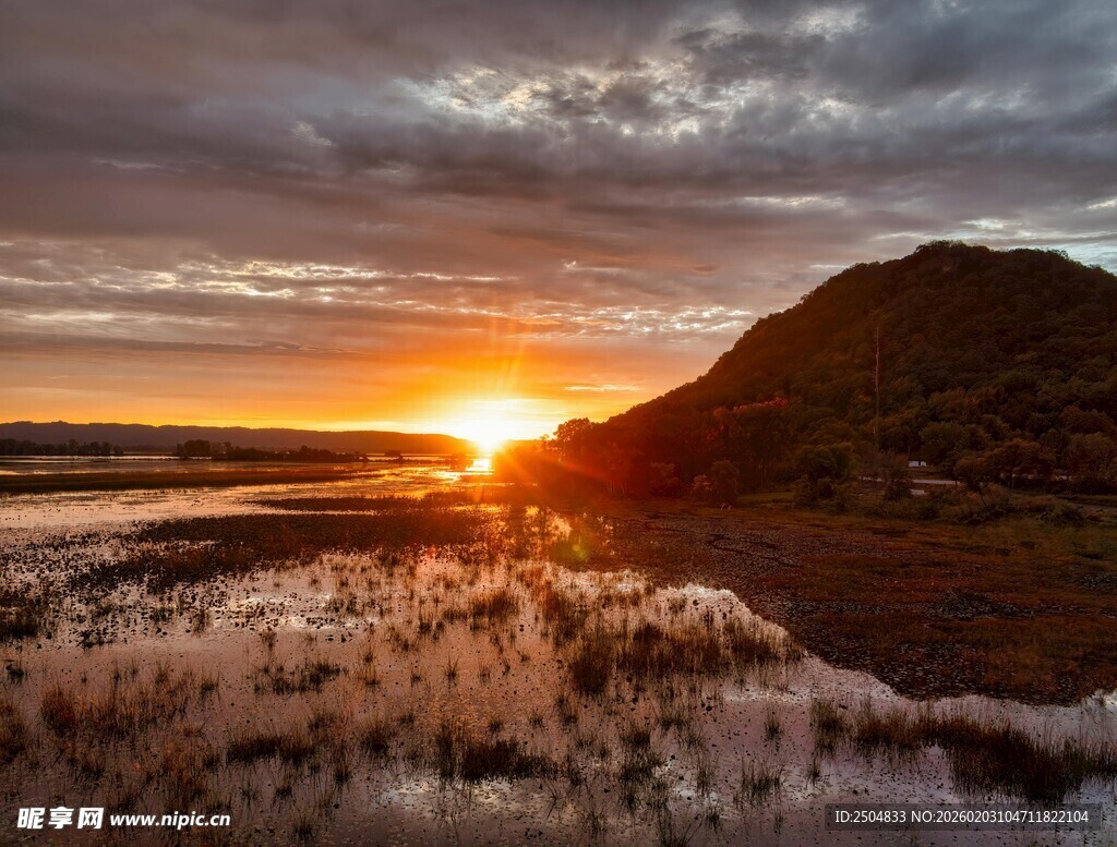 日落时分的湿地与远山