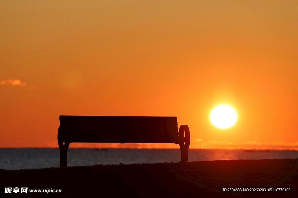 夕阳下的长椅