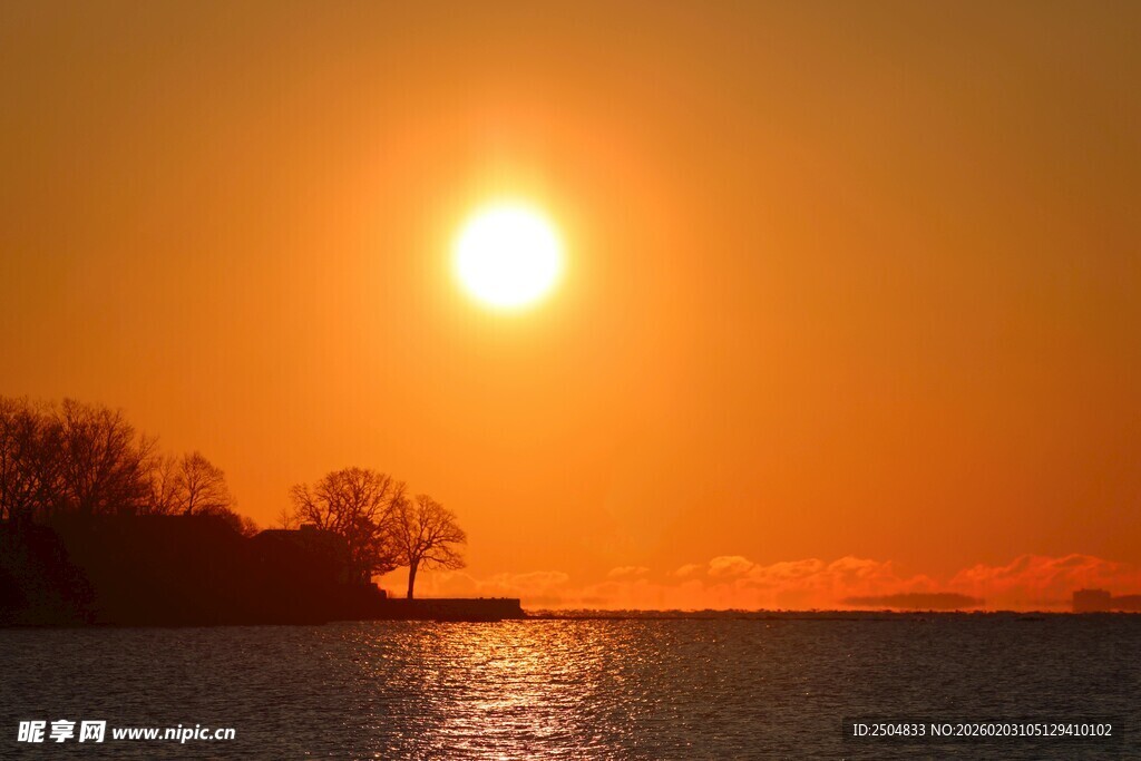 夕阳下的湖岸美景