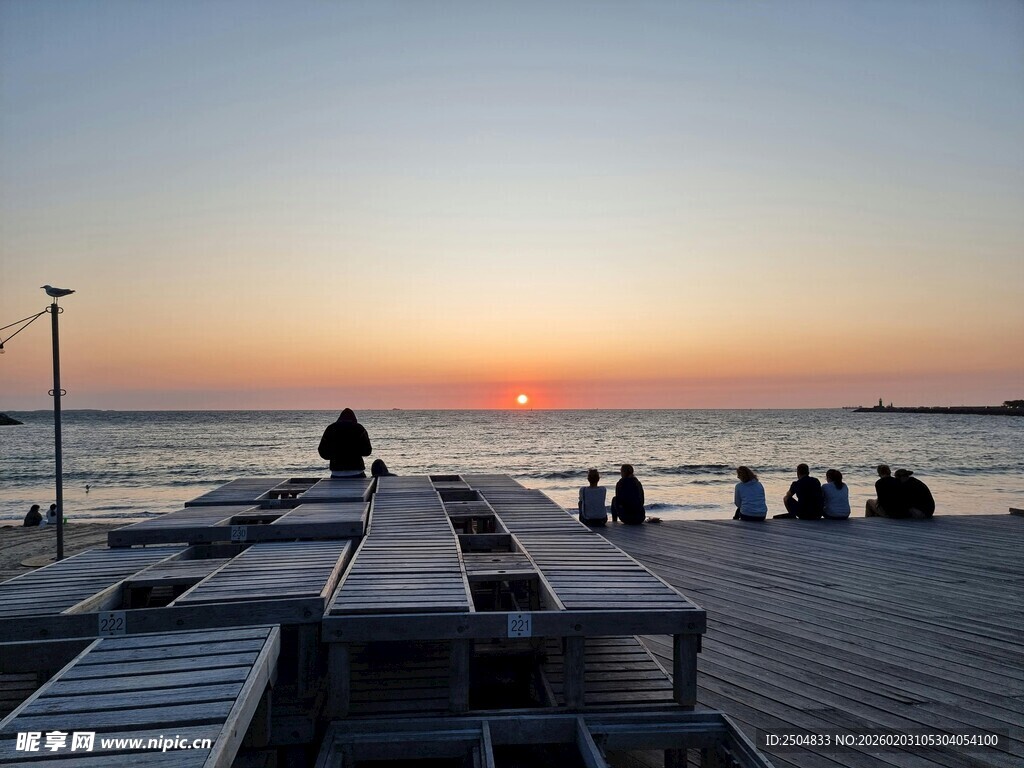 海边木栈道上的日落景致
