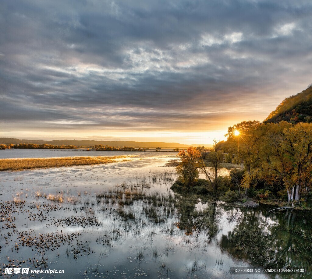 黄昏湖畔美景