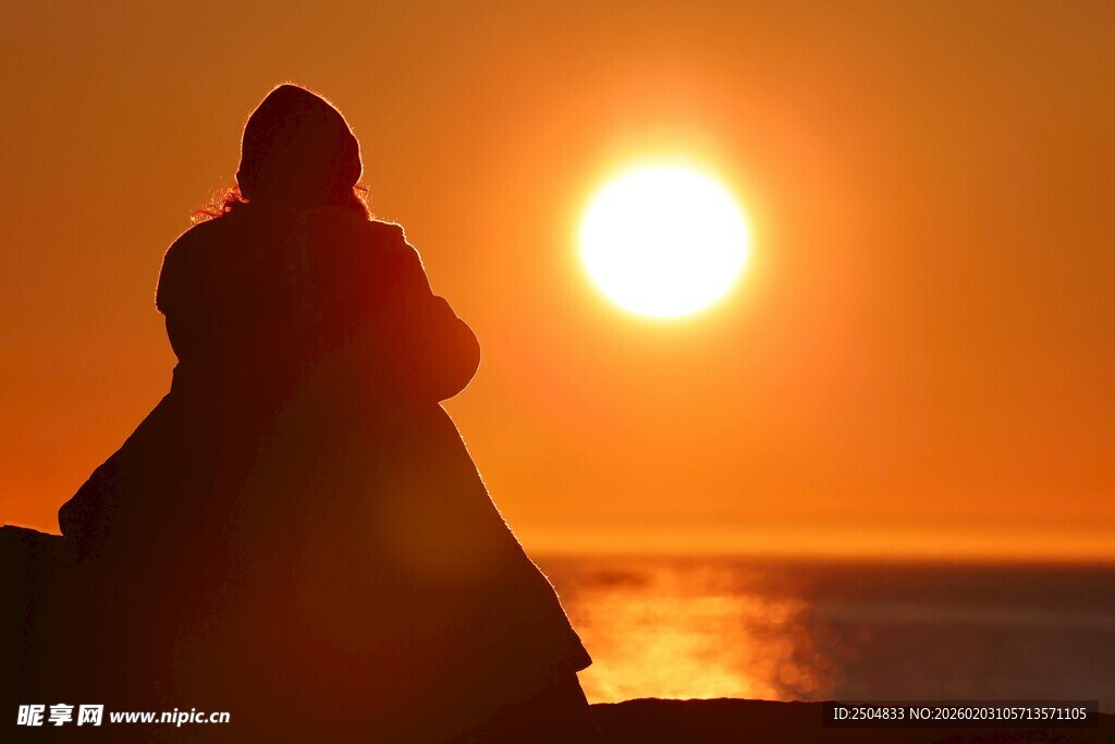 夕阳下的孤独身影