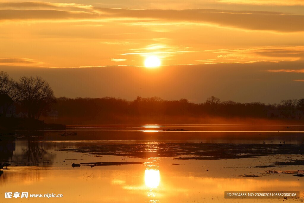 夕阳下的宁静水面美景