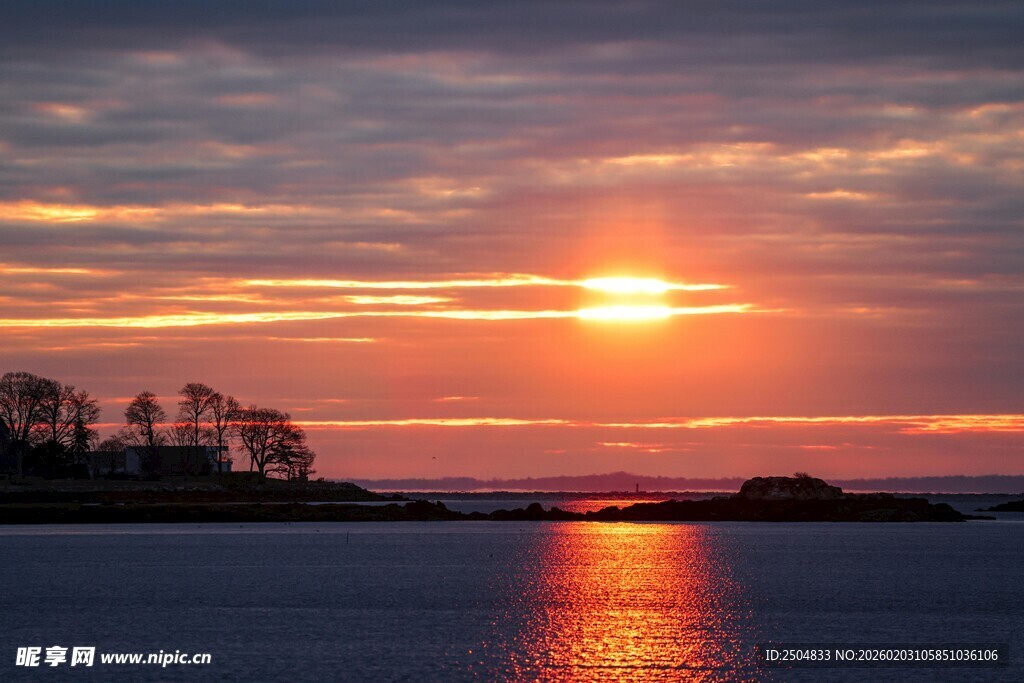 湖畔绝美日落景观