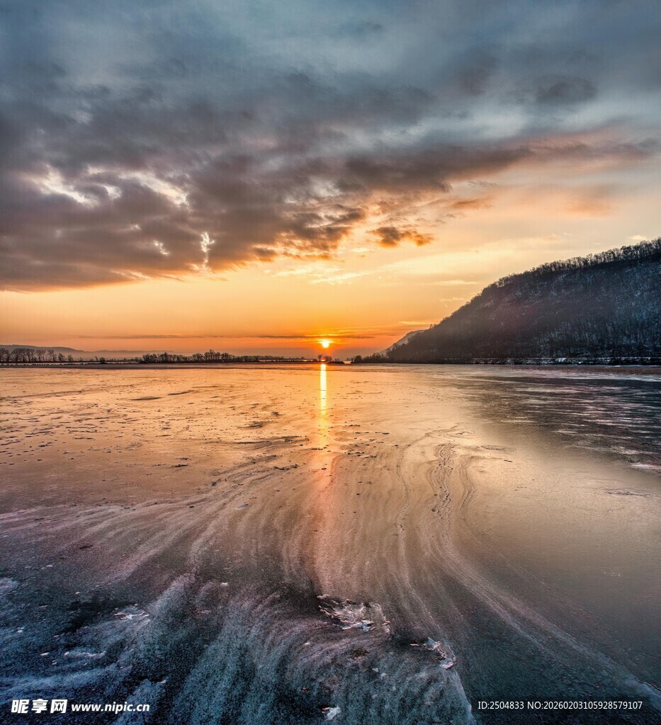 夕阳下波光粼粼的宁静水面