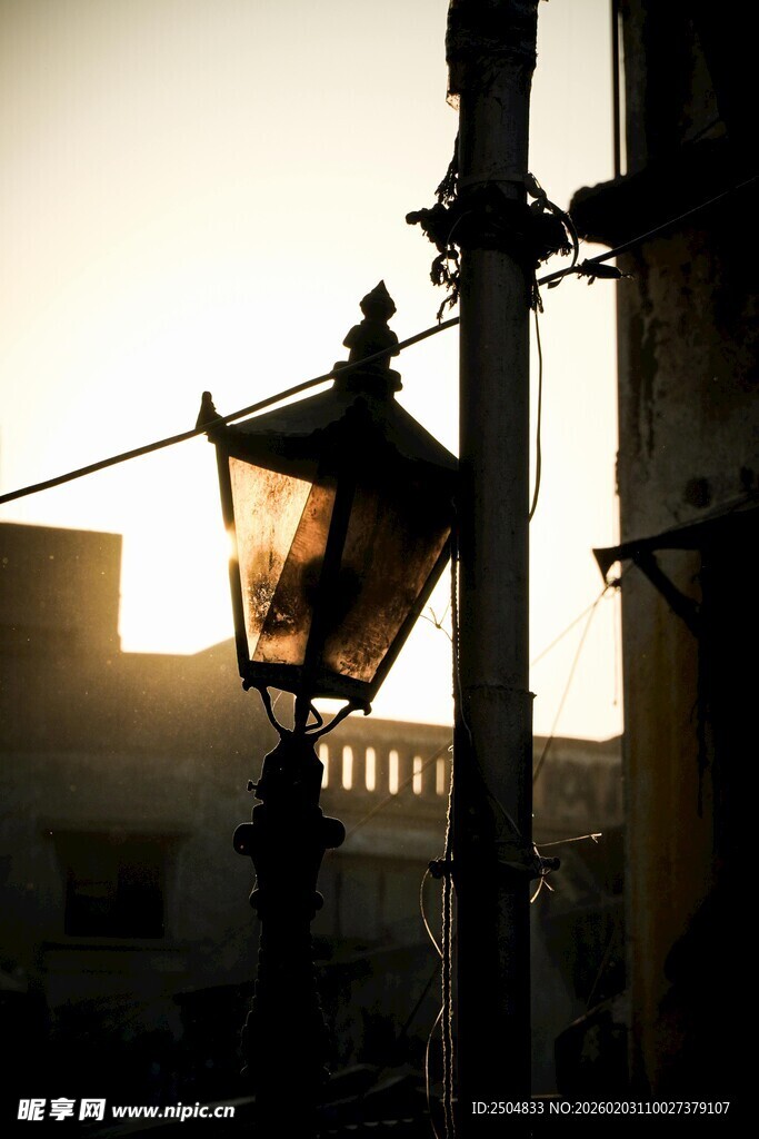 黄昏下的复古街灯
